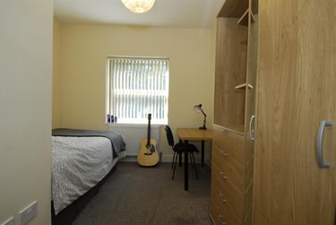 4 bed flat, 10 Lisson Grove, Mutley, Plymouth, PL47DN - Image 2
